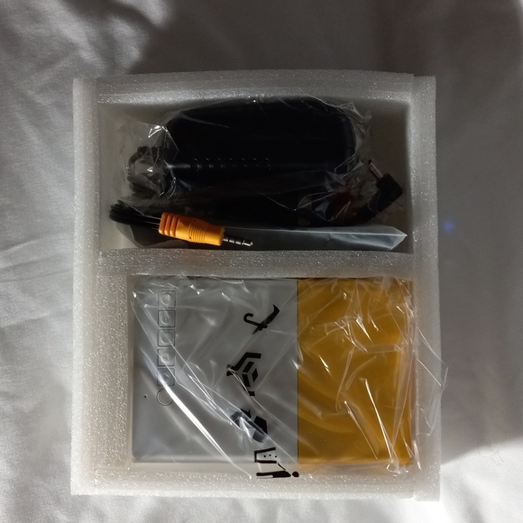 LED Projector High Resolution New - Picture 2 of 3